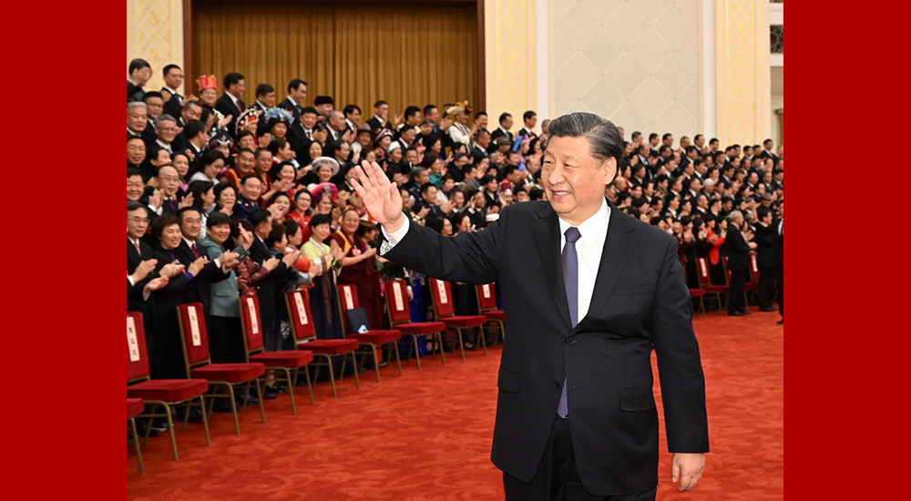 3月11日，中國人民政治協(xié)商會議第十四屆全國委員會第一次會議在北京閉幕。習近平向委員揮手致意。