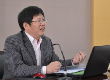 賀仲明：建構(gòu)以民間為中心的生命觀　　胡學(xué)文創(chuàng)造性地選取“傘狀結(jié)構(gòu)”，展開宋莊長達(dá)百余年的歷史畫卷。[詳細(xì)]