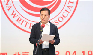 中國作協(xié)副主席、中國現(xiàn)代文學館館長李敬澤主持“作家朋友，歡迎回家——劇作家活動日”歡迎儀式