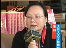張莉：魏微有著獨(dú)特的語言腔調(diào)和審美方式　　魏微能夠?qū)⒆约旱膶懽骷{入抒情傳統(tǒng)中，每個(gè)人物的敘述都有與日常生活緊密相關(guān)的情感表達(dá)。[詳細(xì)]