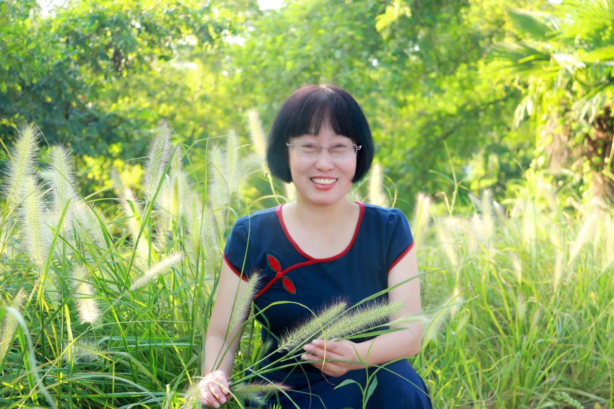 毛蘆蘆，浙江省作家協(xié)會(huì)兒童文學(xué)創(chuàng)作委員會(huì)副主任，六次獲得冰心兒童文學(xué)獎(jiǎng)。