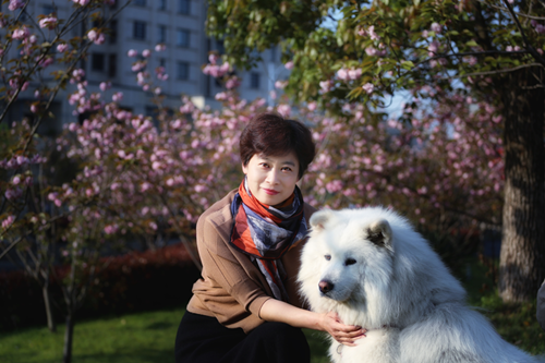  王妃，女，安徽桐城人，70年代生人，高校工作，中國作協(xié)會員。曾在《人民文學(xué)》《詩刊》等發(fā)表作品，獲得過一些獎項。出版詩集《風(fēng)吹香》《我們不說愛已經(jīng)很久了》，散文集《中年的月亮》。