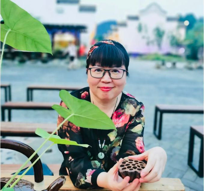 喬葉  著名作家，北京老舍文學院專業(yè)作家，北京作協(xié)副主席。出版小說《最慢的是活著》《認罪書》《藏珠記》以及散文集《深夜醒來》《走神》等。獲魯迅文學獎、人民文學獎、華語文學傳媒獎、北京文學獎、郁達夫小說獎、杜甫文學獎、小說選刊年度大獎、百花文學獎等多個獎項，多部作品被譯介到俄羅斯、西班牙、意大利等國家。長篇小說新作《寶水》入選2022中國好書、南方周末年度好書、文學報年度好書、騰訊年度好書等。
