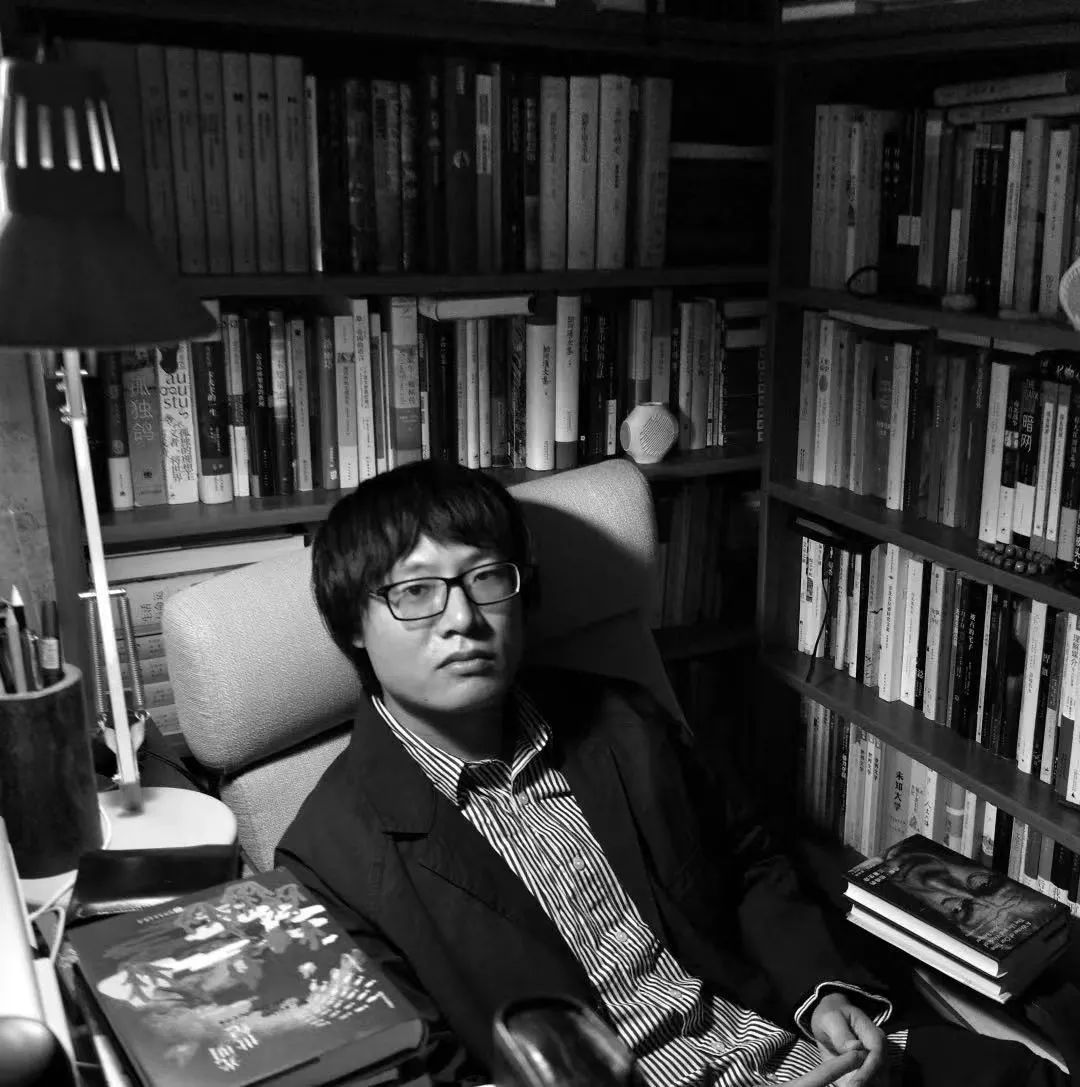 李晁，1986年生于湖南，現(xiàn)居貴陽。2007年開始發(fā)表小說，曾獲《上海文學》新人獎、《作家》金短篇獎、華語青年作家獎短篇小說“雙子星”獎等。