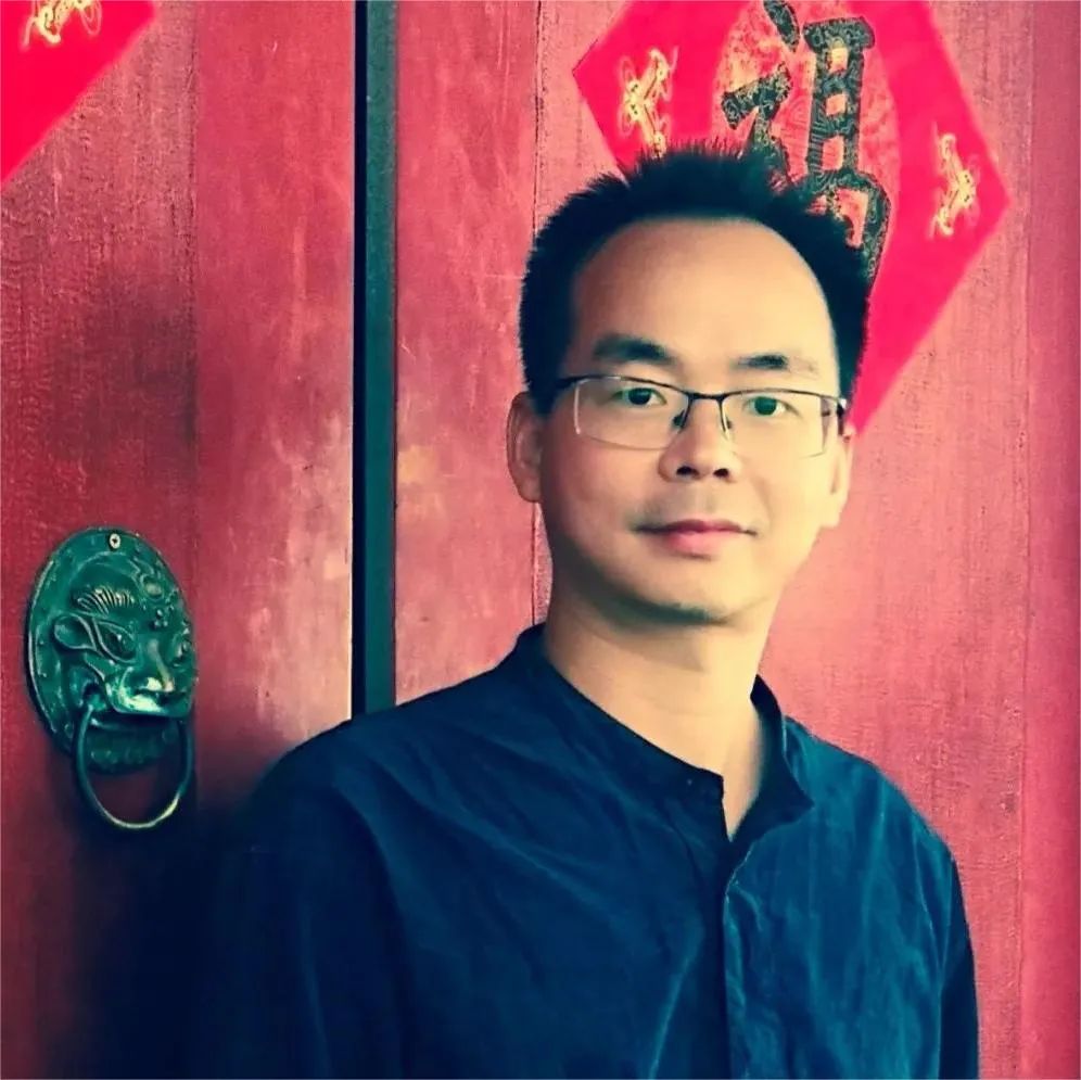 李德南，文學博士、青年評論家、專業(yè)作家。
