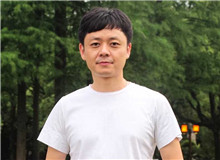 楊慶祥：李鳳群的寫作有國際視野　　《月下》為我們展現(xiàn)普通的女性，她們有著內(nèi)在的生命意志，她們的精神有著復(fù)雜的維度。[詳細(xì)]
