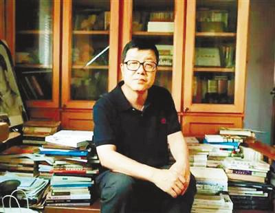 穆濤，《美文》雜志常務(wù)副主編，中國散文學(xué)會(huì)副會(huì)長，中國作家協(xié)會(huì)散文專業(yè)委員會(huì)委員，西北大學(xué)教授、博士研究生導(dǎo)師，陜西省文藝評(píng)論家協(xié)會(huì)副主席，享受國務(wù)院特殊津貼專家，陜西省有突出貢獻(xiàn)專家。著有散文集《俯仰由他》、《看左手》、《明日在往事中》（與賈平凹先生合作，賈平凹作畫，穆濤行文）、《先前的風(fēng)氣》、《中國人的大局觀》、《中國歷史的體溫》，隨筆集《肉眼看文壇》《放心集》《散文觀察》。《先前的風(fēng)氣》一書獲第六屆魯迅文學(xué)獎(jiǎng)和“2014中國好書”獎(jiǎng)。2017年獲全國五一勞動(dòng)獎(jiǎng)?wù)隆? /></p>
<p style=