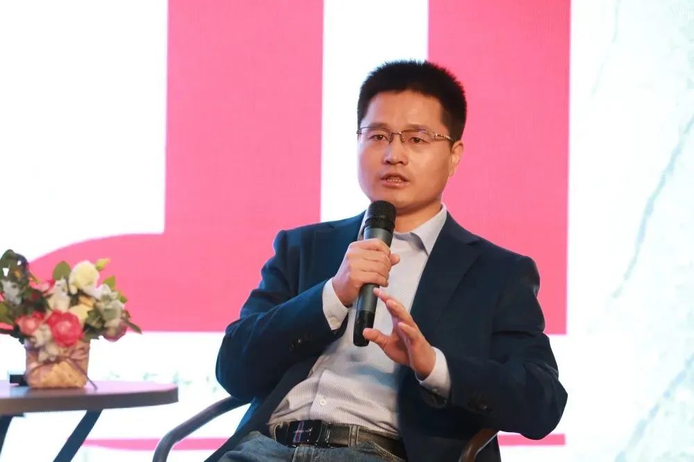 楊輝，陜西師范大學文學院教授、博士生導師。著有《“大文學史”視域下的賈平凹研究》《陳彥論》等。曾獲唐弢青年文學研究獎、中國當代文學研究優(yōu)秀成果獎、《中國現(xiàn)代文學研究叢刊》《中國當代文學研究》優(yōu)秀論文獎。兼任中國現(xiàn)代文學館特邀研究員、中國當代文學研究會理事、中國文藝評論家協(xié)會理事、中國小說學會理事。