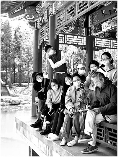 吳冠英（前排右一）在給學(xué)生上課。圖片由作者提供
