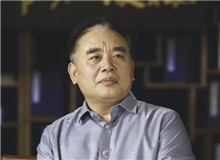 王躍文：我用老百姓的語言寫老百姓的生活　　我的文學語言的來處，一個就是我們自己的本民族的文學經(jīng)典，再就是當?shù)乩习傩盏恼Z言……[詳細]