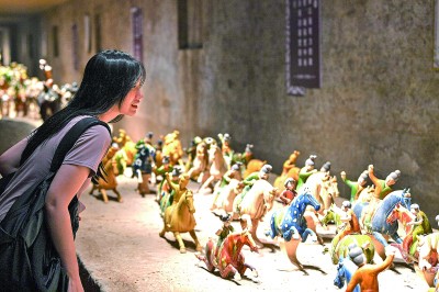 游客在河南洛陽朝陽鎮(zhèn)南石山村的唐三彩作品陳列展示館內(nèi)參觀。新華社發(fā)