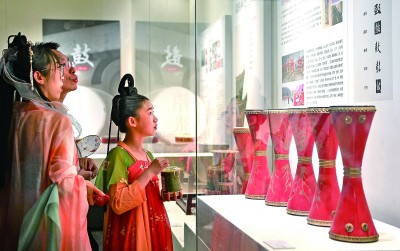 游客在陜西西安市鐘鼓樓博物館參觀鼓文化展。新華社發(fā)