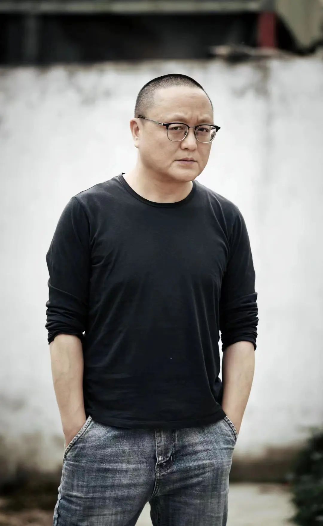 曹寇，1977年生，南京人。出版有中短篇小說集《金鏈漢子之歌》《鴨鎮(zhèn)往事》等十余部，長篇一部，另有隨筆、電影和其他作品若干。