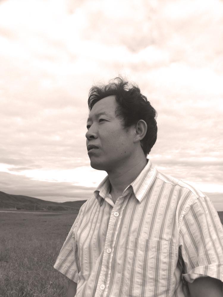 汪渺，一級(jí)文學(xué)創(chuàng)作、中國(guó)作家協(xié)會(huì)會(huì)員、天水市作家協(xié)會(huì)主席、天水市藝術(shù)研究院院長(zhǎng)。在《十月》《飛天》《詩選刊》等發(fā)表百余首詩歌。長(zhǎng)篇小說《雪夢(mèng)》被《十月》推出，獲第三屆甘肅省黃河文學(xué)獎(jiǎng)；長(zhǎng)詩《創(chuàng)世紀(jì)》獲第二屆《飛天》十年文學(xué)獎(jiǎng)；散文《詩人老鄉(xiāng)》獲全國(guó)孫犁散文一等獎(jiǎng)；萬行長(zhǎng)詩《白馬史詩》獲第五屆中國(guó)長(zhǎng)詩獎(jiǎng)、甘肅省第十屆敦煌文藝獎(jiǎng)、第二屆大巴山文藝推優(yōu)工程優(yōu)秀詩歌獎(jiǎng)。