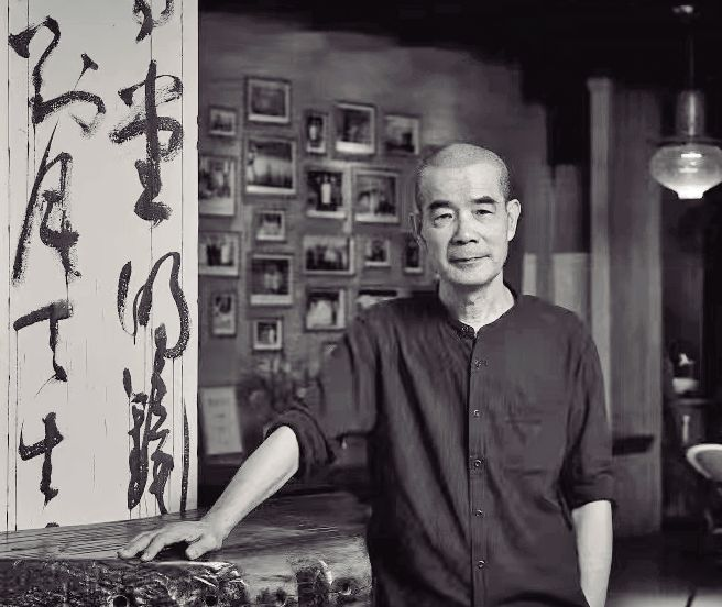 楊爭光：陜西乾縣人，1982年畢業(yè)于山東大學中文系。深圳市文聯(lián)原副主席，深圳市作家協(xié)會副主席、影視家協(xié)會副主席。長期從事詩歌、小說、影視劇寫作。著有長篇小說《少年張沖六章》《我的歲月靜好》等，中短篇小說集《黃塵》《黑風景》《賭徒》《老旦是一棵樹》《公羊串門》《鬼地上的月光》《驢隊來到奉先畤》《棺材鋪》等。作品曾獲莊重文文學獎、夏衍電影文學獎、人民文學獎等。作品被翻譯成多國文字在國外出版。      電影《雙旗鎮(zhèn)刀客》獲日本夕張驚險與幻想國際電影節(jié)大獎；西柏林國際電影節(jié)新評論獎；香港十佳電影等；《五魁》獲鹿特丹國際電影節(jié)觀眾最佳選票獎；《雜嘴子》獲威尼斯電影節(jié)國會議員獎；《黃沙青草紅太陽》獲布拉格國際電影節(jié)大獎；《How HarryBecameaTree》（根據(jù)《老旦是一棵樹》改編），2000年法國/意大利/愛爾蘭聯(lián)合出品。電視劇《水滸傳》獲中國電視劇“飛天獎”、金鷹獎；《激情燃燒的歲月》總策劃，獲中國電視劇“飛天獎”、金鷹獎等。      楊爭光的最新長篇小說《我的歲月靜好》入選2022年中國作家協(xié)會重點作品扶持項目，并榮獲第九屆“深圳十大佳著”，這是2012年以來，楊爭光唯一一部新作，也是自《少年張沖六章》之后的唯一一部長篇小說?！段业臍q月靜好》一經(jīng)出版，好評如潮。