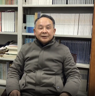 陳文新，教育部“長江學(xué)者”特聘教授，國家社科基金重大招標(biāo)項目首席專家，教育部重點教材《中國古代文學(xué)史》首席專家，兼任中華炎黃文化研究會科舉研究分會主席團(tuán)主席?，F(xiàn)為武漢大學(xué)文學(xué)院教授委員會主席、中國傳統(tǒng)文化研究中心學(xué)術(shù)委員會主任。主編有十八卷本《中國文學(xué)編年史》、《歷代科舉文獻(xiàn)整理與研究叢刊》等。著有《中國文學(xué)流派意識的發(fā)生和發(fā)展》《明代文學(xué)與科舉文化生態(tài)》《傳統(tǒng)小說與小說傳統(tǒng)》《中國文化中的小說傳統(tǒng)》等。