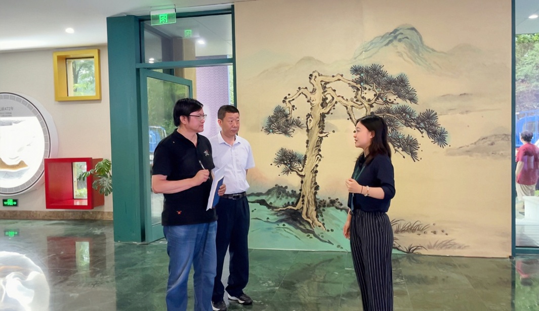 “中國一日”大型文學(xué)實(shí)踐活動(dòng)走進(jìn)南京“世界文學(xué)客廳”。（左起：作家曹峰峻、省作協(xié)聯(lián)絡(luò)部潘劍、文學(xué)客廳專職文史宣傳員萬梓葉）