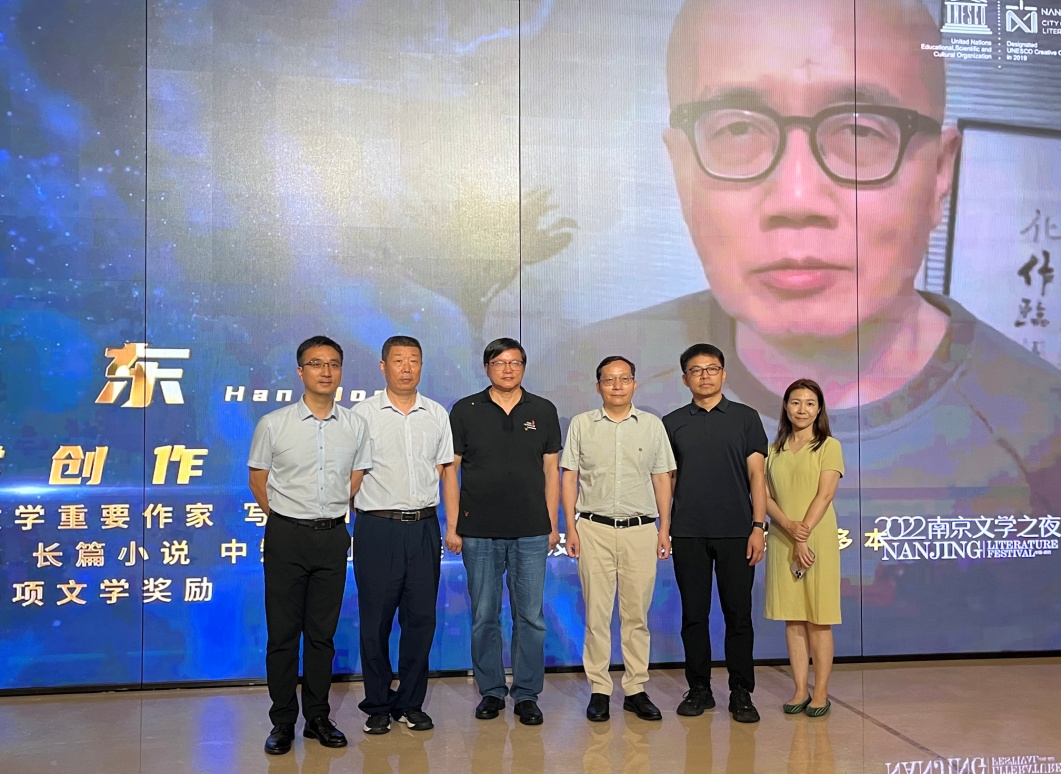 合影留念（右起：向南星、匡軍、聞一武、曹峰峻、潘劍、陳恒?。?></p> 
 <p style=