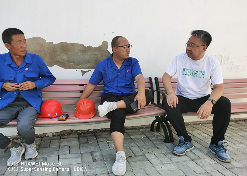 作家李子勝（右一）與鹽業(yè)風情園內鹽工師傅座談，了解現代制鹽工藝