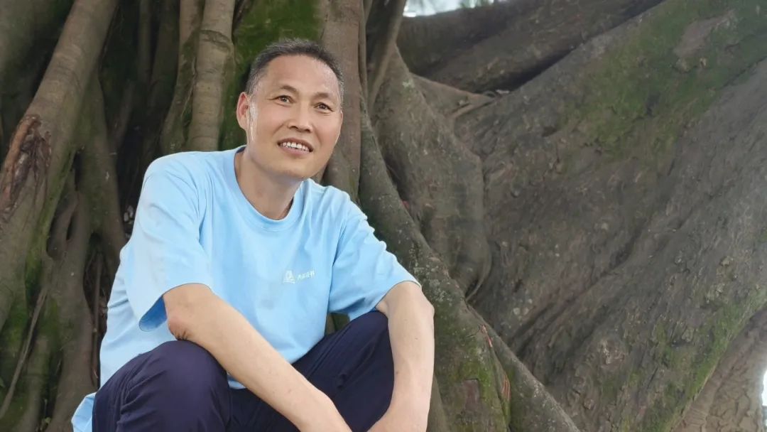 陳年喜，生于一九七〇年，陜西省丹鳳縣人。高中畢業(yè)后曾從事礦山爆破工作十六年，期間堅(jiān)持在空炸藥箱上、在巖石上、在床鋪上記錄驚心動(dòng)魄的井下人生。二〇一五年因頸椎受損離開(kāi)爆破崗位，后在貴州旅游公司從事文案工作，又到北京皮村的工友之家做義工。二〇二〇年因確診患?jí)m肺病，離職回鄉(xiāng)休養(yǎng)。已出版《微塵》《炸裂志》《活著就是沖天一喊》等著作，獲第一屆桂冠工人詩(shī)人獎(jiǎng)，入選《南方人物周刊》“2021魅力人物·100張中國(guó)臉”評(píng)選。