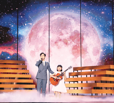 　胡夏（左）、周昭妍演繹《靜夜思》  　　出品方供圖