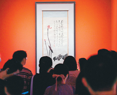 　觀眾在展覽上欣賞名家名作。 　　北京民生現(xiàn)代美術(shù)館供圖