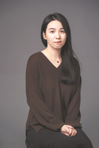 朱婧，文學博士，早稻田大學訪問學者，南京師范大學文學院副教授，碩士生導師，哥廷根大學“文化接觸——作家駐留”項目作家。出版有小說集《譬若檐滴》《貓選中的人》等。獲江蘇省第七屆紫金山文學獎。