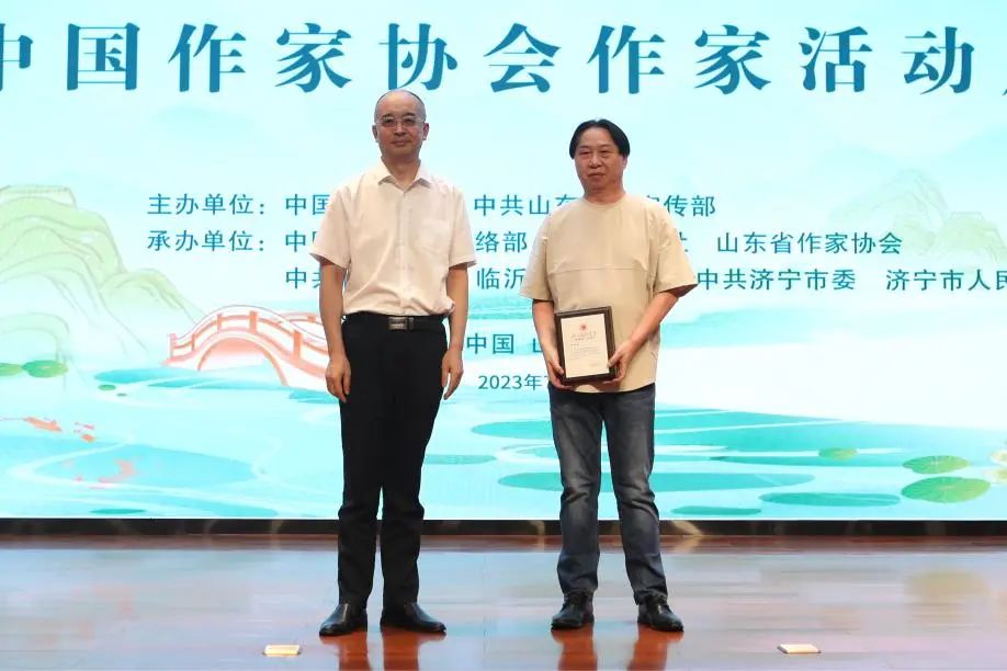 張宏森、吳義勤向參加此次“作家活動(dòng)周”的中國(guó)作協(xié)會(huì)員逐一頒發(fā)專屬“入會(huì)紀(jì)念牌”