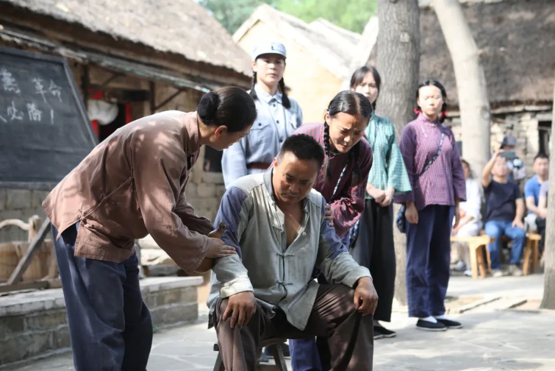 作家們觀看“跟著共產(chǎn)黨走”“婦救會”等再現(xiàn)當年沂蒙人民支前場景的情景教學(xué)