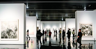 7月20日，參觀者走過(guò)動(dòng)畫(huà)周戶外主題裝置。當(dāng)日，首屆中國(guó)（北京）動(dòng)畫(huà)周在北京開(kāi)幕 中新社記者 田雨昊 攝 