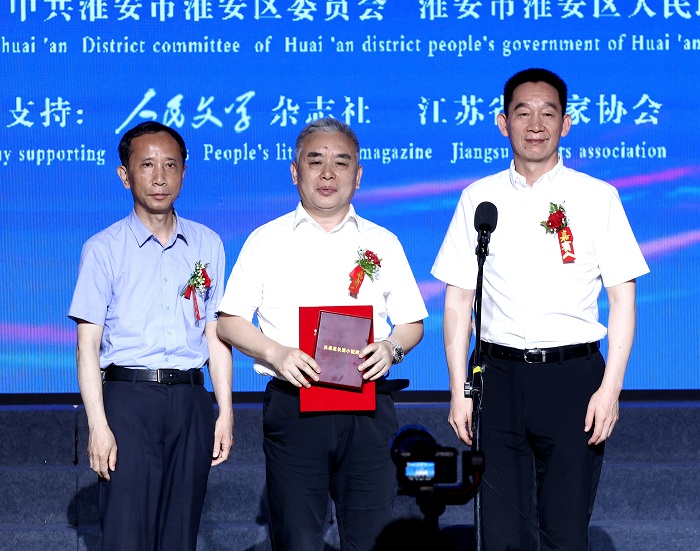 中國作家協(xié)會黨組成員、書記處書記、《人民文學》雜志社主編施戰(zhàn)軍，淮安市人大常委會副主任范更生為王躍文頒獎