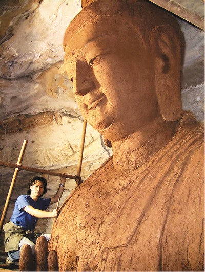 　史延春在云岡石窟第十號窟佛造像復(fù)原現(xiàn)場。 　　受訪者供圖