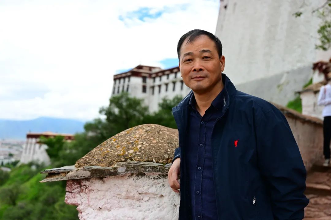江子，本名曾清生，男，1971年生，江西吉水人。已出版長(zhǎng)篇散文《青花帝國(guó)》、散文集《回鄉(xiāng)記》《去林芝看桃花》《田園將蕪——后鄉(xiāng)村時(shí)代紀(jì)事》《蒼山如?！畬酵隆返?，獲第八屆魯迅文學(xué)獎(jiǎng)、第七屆魯迅文學(xué)獎(jiǎng)提名、第四屆三毛散文獎(jiǎng)、第三屆江西文學(xué)藝術(shù)獎(jiǎng)等獎(jiǎng)項(xiàng)。中國(guó)作協(xié)全委會(huì)委員，中國(guó)作協(xié)散文委員會(huì)委員，江西省作家協(xié)會(huì)副主席、秘書(shū)長(zhǎng)。