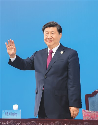  7月28日晚，第三十一屆世界大學生夏季運動會在四川省成都市隆重開幕。這是國家主席習近平在主席臺上向大家揮手致意。   新華社記者 鞠 鵬攝