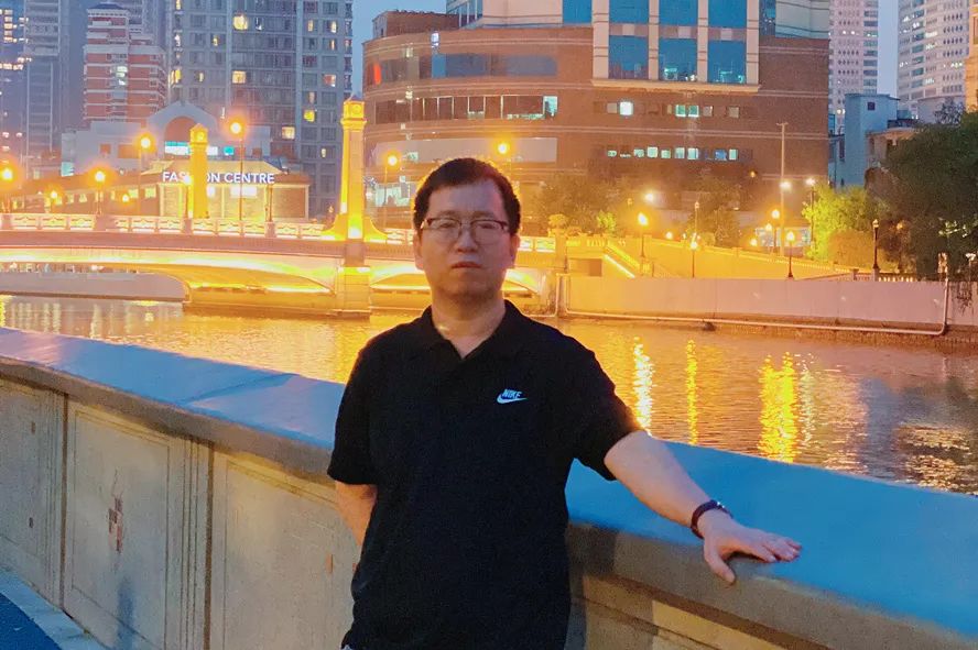 張象：一九八四年生于山西，本名張偉，魯迅文學院第四十二屆高研班學員，山西文學院第七屆簽約作家。曾在《青年文學》《上海文學》《山西文學》《西湖》等刊發(fā)表小說，出版有《一混五六年》《你高興就好》等作品。有小說入選高中語文試卷。