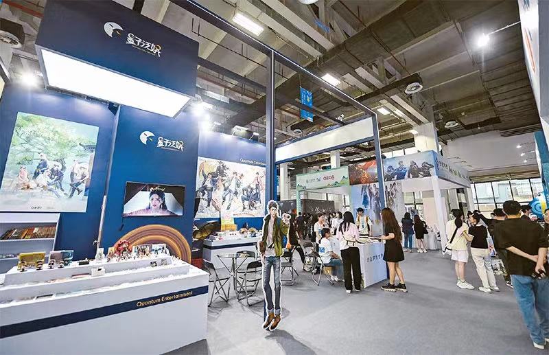 2023年5月27日，由中國作家協(xié)會(huì)、浙江省人民政府、杭州市人民政府主辦的“2023中國國際網(wǎng)絡(luò)文學(xué)周”在杭州開幕。本次網(wǎng)絡(luò)文學(xué)周以“多彩亞洲 精彩世界——中國網(wǎng)絡(luò)文學(xué)在亞洲的傳播”為主題，旨在提升中國網(wǎng)絡(luò)文學(xué)國際傳播能力。圖為網(wǎng)絡(luò)文學(xué)產(chǎn)業(yè)博覽會(huì)現(xiàn)場展示的網(wǎng)絡(luò)文學(xué)及衍生產(chǎn)品。 新華社記者 徐昱/攝