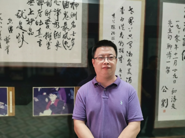 田耳，1976年生于湖南鳳凰，現(xiàn)居于廣西。2007年，田耳憑借中篇小說(shuō)《一個(gè)人張燈結(jié)彩》獲得第四屆魯迅文學(xué)獎(jiǎng)，成為該獎(jiǎng)史上最年輕的得主