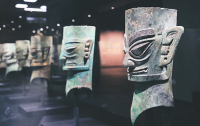 　三星堆博物館新館“巍然王都”展區(qū)陳列的青銅人頭像。  　　三星堆博物館供圖