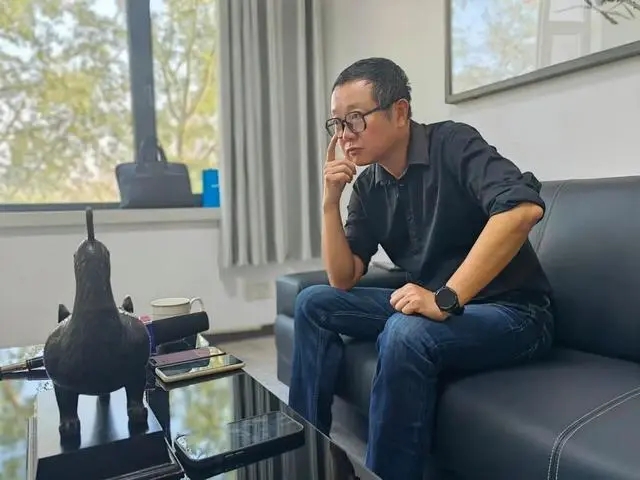 劉慈欣在陽(yáng)泉接受記者采訪。新華社記者 孫亮全 攝