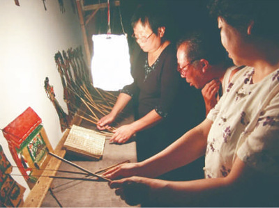 　劇團(tuán)演員在幕后操作皮影。 　　以上圖片均為孫福軍提供 　　制圖：趙偲汝