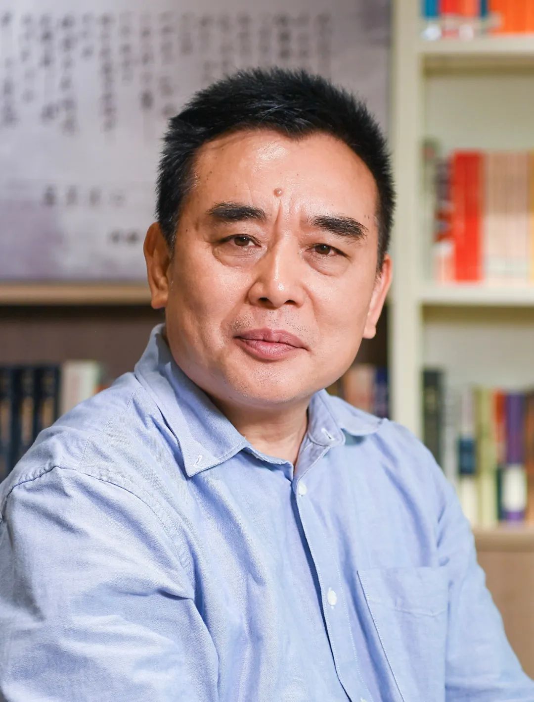 王躍文，著名作家，湖南省溆浦縣人。著有長篇小說《家山》《國畫》《梅次故事》《亡魂鳥》《朝夕之間》《蒼黃》《大清相國》《愛歷元年》，中短篇小說集《漫水》《無雪之冬》，散文隨筆集《幽默的代價(jià)》《喊山應(yīng)》，訪談錄《王躍文文學(xué)回憶錄》《無違》等。其中《大清相國》被翻譯成日文出版，小說集《漫水》被翻譯成英文出版。先后獲魯迅文學(xué)獎(jiǎng)、湖南省青年文學(xué)獎(jiǎng)、湖南省文化創(chuàng)新獎(jiǎng)、湖南省文學(xué)藝術(shù)獎(jiǎng)等，其作品既有對現(xiàn)實(shí)矛盾的銳利揭示，對歷史長河的人文發(fā)現(xiàn)，也有對原鄉(xiāng)故土的深情回望?，F(xiàn)居長沙。