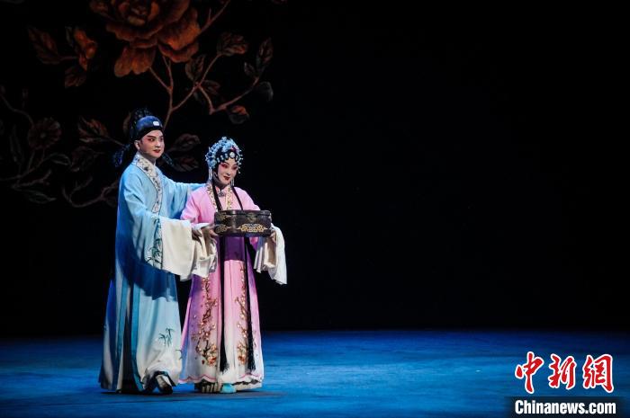 2023年5月15日，新版黃梅戲《羅帕記》在武漢上演?！∠目】?攝