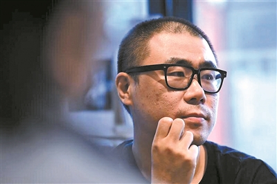 石一楓，1979年生于北京，1998年考入北京大學(xué)中文系，文學(xué)碩士。著有長篇小說《漂洋過海來送你》《入魂槍》《心靈外史》《借命而生》等，小說集《世間已無陳金芳》《特別能戰(zhàn)斗》等。曾獲魯迅文學(xué)獎(jiǎng)、馮牧文學(xué)獎(jiǎng)、十月文學(xué)獎(jiǎng)、百花文學(xué)獎(jiǎng)、《小說選刊》年度獎(jiǎng)·中篇小說獎(jiǎng)等，作品入選年度“中國好書”、中國小說學(xué)會(huì)年度好小說榜單等。