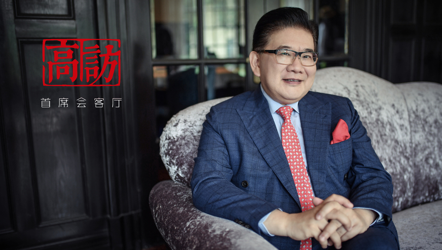 曹可凡：1963年7月27日生于上海，江蘇無錫人，1991年畢業(yè)于上海第二醫(yī)科大學(xué)（現(xiàn)上海交通大學(xué)醫(yī)學(xué)院），獲碩士學(xué)位。1987年開始業(yè)余參與主持電視節(jié)目，1995年任東方電視臺專職主持人，1997年獲全國播音主持“金話筒獎”。現(xiàn)任上海廣播電視臺節(jié)目主持人、同濟大學(xué)客座教授。
