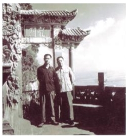 胡世宗與袁鷹（右）在昆明西山，攝于1975年