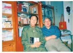 1986年，胡世宗到北京拜訪袁鷹（右）