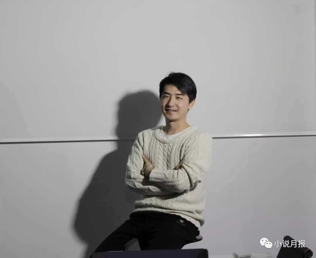 哥舒意，青年作家，魯迅文學(xué)院第十四屆中青年高研班學(xué)員。已出版《惡魔奏鳴曲》《中國(guó)孩子》等多部長(zhǎng)篇。作品多次在《收獲》《萌芽》《青年文學(xué)》《上海文學(xué)》《小說(shuō)界》《山花》等文學(xué)雜志發(fā)表。