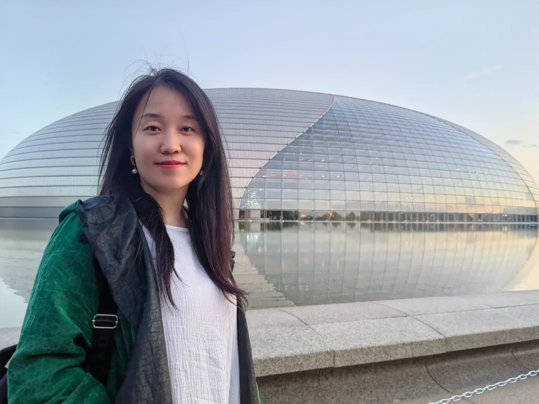 劉國欣，陜北人，中國作家協(xié)會會員，陜西師范大學文學院教師。作品見于《鐘山》《花城》《清明》等刊。出版有小說集《供詞》《城客》《夜茫茫》，散文隨筆集《次第生活》《黑白：永恒的沙漠之渴》等。