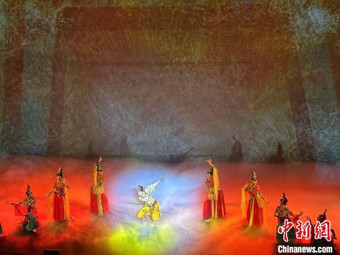 9月5日晚，音樂劇《飛天》中14首經(jīng)典唱段全新首演，采用聲光電技術(shù)，巧妙呈現(xiàn)敦煌文化元素。閆姣 攝