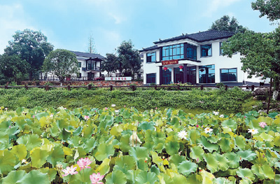 　立波書屋和周立波故居皆坐落于清溪村荷塘邊，引來(lái)了慕名前來(lái)的參觀者來(lái)此休憩、讀書。今年以來(lái)，立波書屋的經(jīng)營(yíng)者卜雪斌夫婦延長(zhǎng)了營(yíng)業(yè)時(shí)間，每天推遲到晚上9點(diǎn)半才打烊。